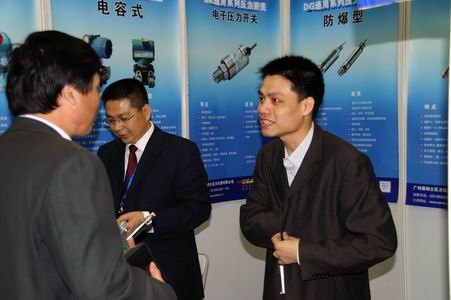 我司工作人员热情接待观众