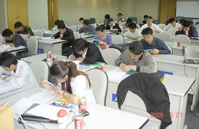 井然有持的考试现场