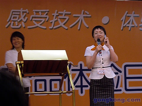 导游小姐带领嘉宾走入研华世界