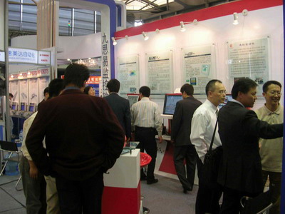 九思易展台前参观者川流不息，人头攒动