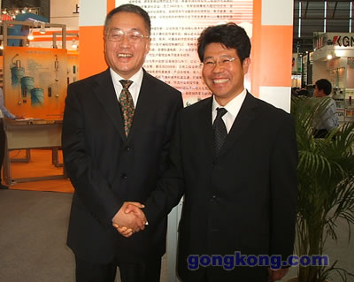 右：和利时总裁王常力先生，左：和利时执行副总裁孙强毅先生
