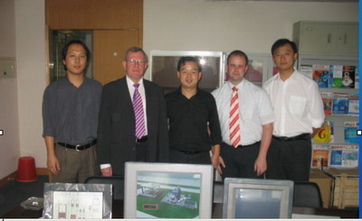 昆仑通态经理华祖银西门子HMI经理：Moritz Mauer、 Berthold Ziegler 合影