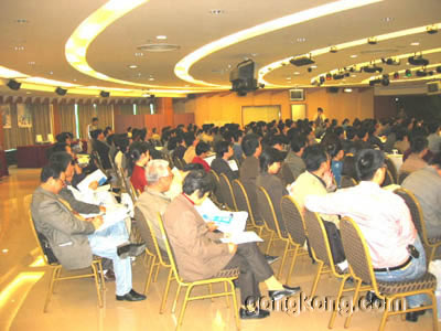 文华厅内,嘉宾们济济一堂,在认真聆听演讲