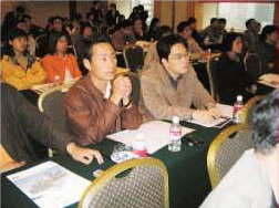 南京产品介绍会现场客户正专心地听有关工控产品水处理的介绍