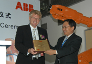 倪思德向预订首台在华制造机器人的韩国ABB代表颁发证书