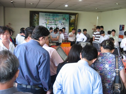 来宾对研华自动化的新品兴趣浓厚