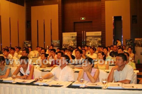 来自各个行业领域的客户认真聆听了讲师们的精彩讲解