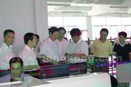 广西党委书记刘奇葆、副主席李金早　在听取星辰董事长吕虹的介绍