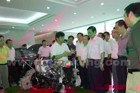 区党委书记刘奇葆、副主席李金早，桂林市书记高雄、市长张秀隆等各级领导听取星辰董事长吕虹对星辰自主研发，拥有全部知识产权的＂混合动力汽车＂样机的介绍，并给予这种能节油50%的汽车动力系统高度的评价