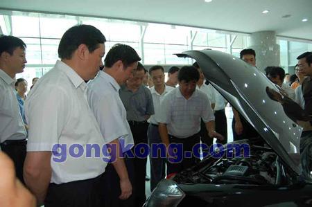 区党委书记刘奇葆、副主席李金早，桂林市书记高雄、市长张秀隆等各级领导听取星辰董事长吕虹对星辰自主研发，拥有全部知识产权的＂混合动力汽车＂样机的介绍，并给予这种能节油50%的汽车动力系统高度的评价