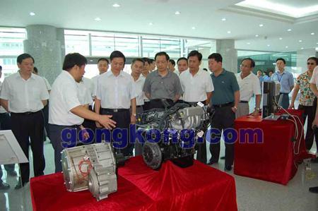 星辰董事长吕虹耐心的向广西区领导、桂林市领导介绍星辰油电混合动力伺服系统