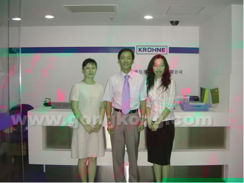（左）市场开发部经理包懿倩女士，（中）总经理闵奇先生，（右）中国工控网记者
