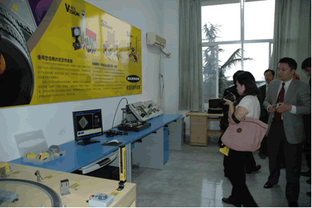 各界人士参观视觉实验室