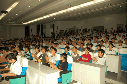 胡勇先生的演讲赢得湖大学子们热烈的掌声