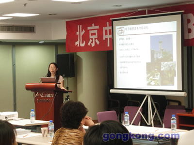 OEM专家李娟在做解说