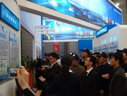 工控网用户参观和利时展台