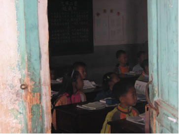 破旧的门与专心的学子