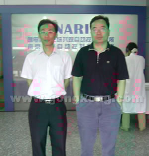 左起：营销中心总监朱乐先生，PLC事业部总监王善永博士