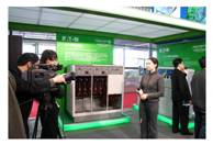 接受媒体采访Media