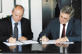 从右到左：阿尔斯通电力控制系统产品策略总监Christian