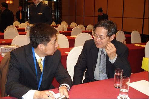 全国政协委员张开逊教授和美国邦纳华北大区经理茅兵会后就无线产品进行了热烈讨论