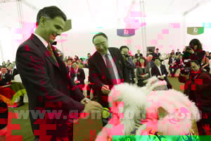 柯睿思和重庆市常务副市长黄奇帆在落成仪式上