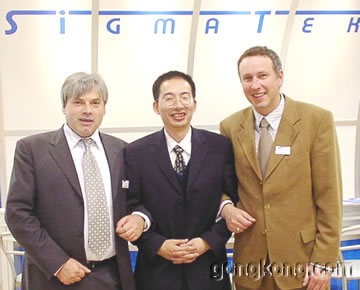 上海鼎茂兴控制技术有限公司总经理姚井忠先生（中）与奥地利SIGMATEK公司负责人
