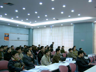 讲师精彩演讲打动了听众