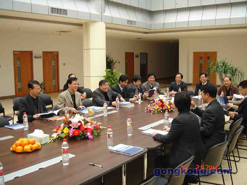 考察团听取王常力博士介绍公司自主创新经验